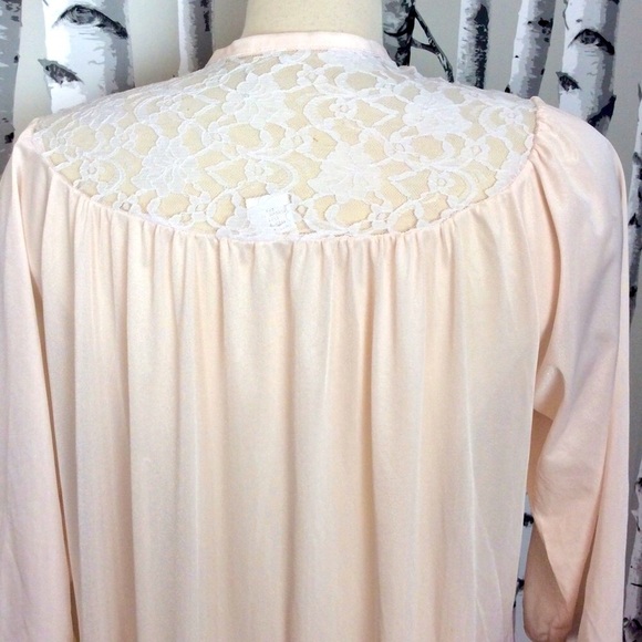 Vintage blush pink housecoat lace tie front. - Picture 4 of 8